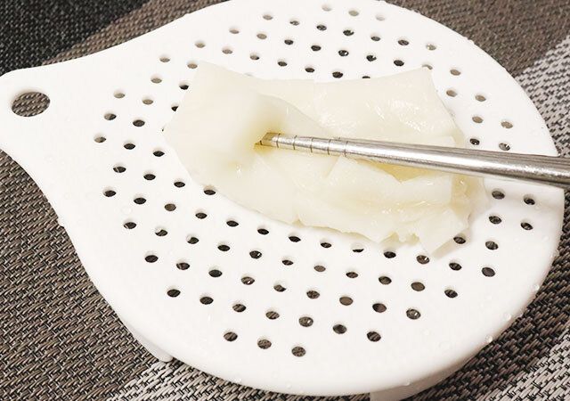 ダイソーのお餅トレーはエンボス加工されていてお餅がくっつきにくい