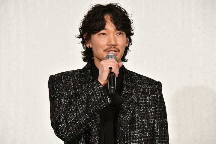 綾野剛、齋藤潤から「好きなところ本当に沢山ある」とベタ褒めされ照れまくり!?『カラオケ行こ！』大ヒット御礼舞台挨拶に登壇