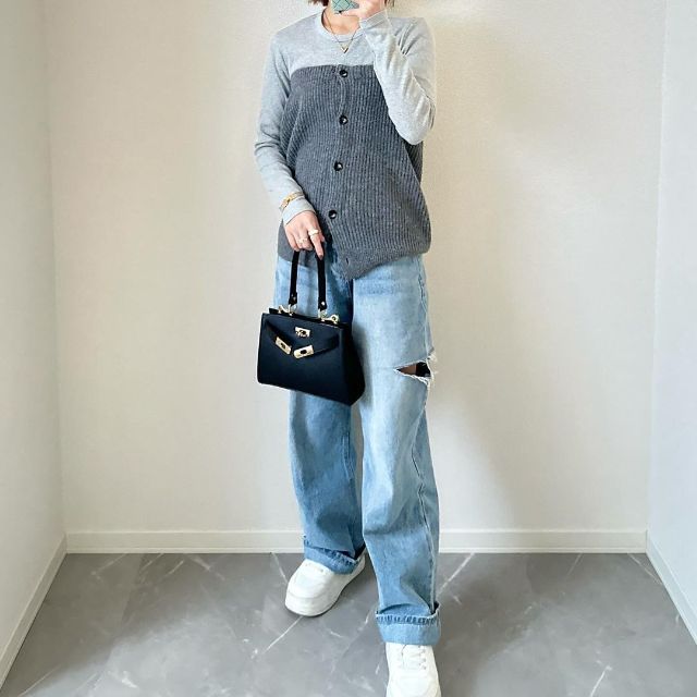 UNIQLOのグレーのソフトリブクルーネックTを着用したコーデ