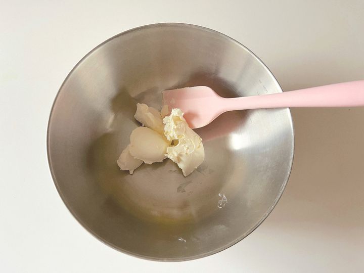 ザクザク食感のくるみがアクセント！簡単クリームチーズクラッカー【渡辺友美子のコーヒーに合うお菓子のレシピ vol.27 〜レシピで旅するヨーロッパ〜】