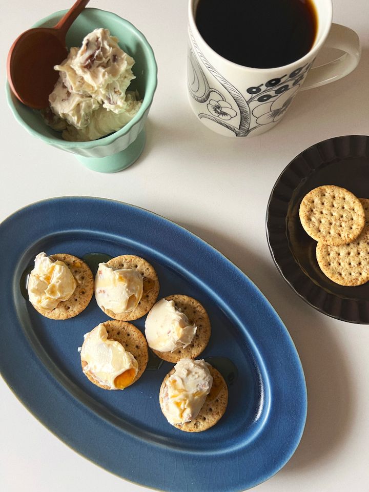 ザクザク食感のくるみがアクセント！簡単クリームチーズクラッカー【渡辺友美子のコーヒーに合うお菓子のレシピ vol.27 〜レシピで旅するヨーロッパ〜】