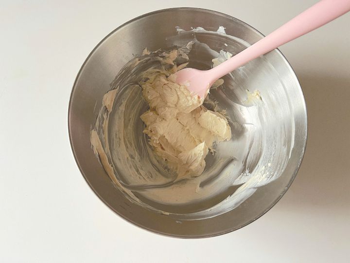 ザクザク食感のくるみがアクセント！簡単クリームチーズクラッカー【渡辺友美子のコーヒーに合うお菓子のレシピ vol.27 〜レシピで旅するヨーロッパ〜】