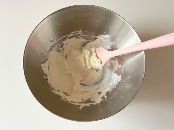 ザクザク食感のくるみがアクセント！簡単クリームチーズクラッカー【渡辺友美子のコーヒーに合うお菓子のレシピ vol.27 〜レシピで旅するヨーロッパ〜】