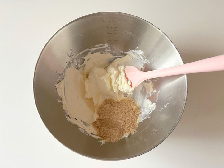 ザクザク食感のくるみがアクセント！簡単クリームチーズクラッカー【渡辺友美子のコーヒーに合うお菓子のレシピ vol.27 〜レシピで旅するヨーロッパ〜】