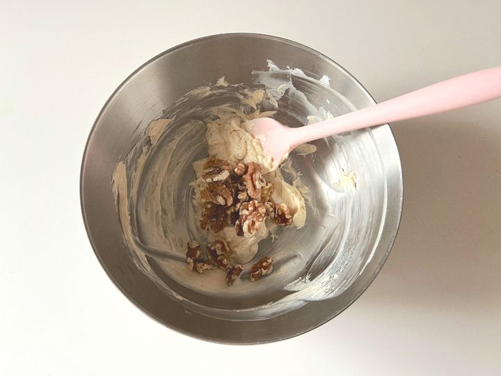 ザクザク食感のくるみがアクセント！簡単クリームチーズクラッカー【渡辺友美子のコーヒーに合うお菓子のレシピ vol.27 〜レシピで旅するヨーロッパ〜】