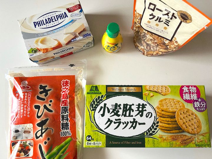 ザクザク食感のくるみがアクセント！簡単クリームチーズクラッカー【渡辺友美子のコーヒーに合うお菓子のレシピ vol.27 〜レシピで旅するヨーロッパ〜】