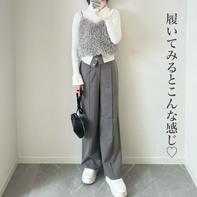 GU「折り返しパンツ」グレー着用の女性