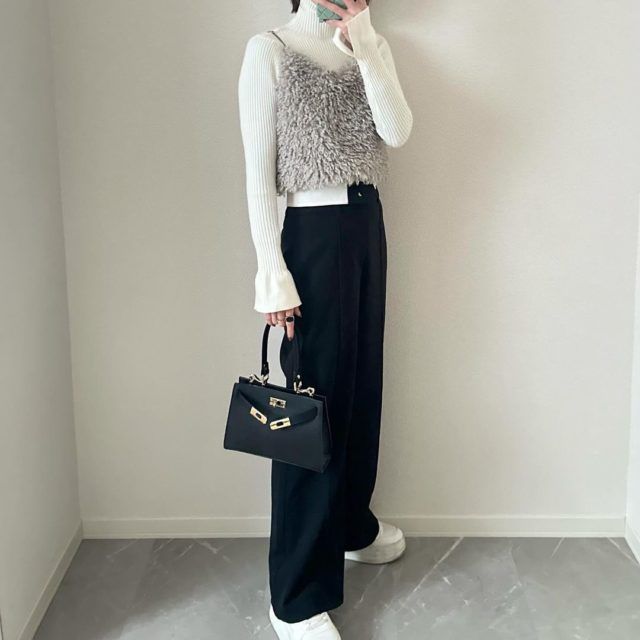 GU「折り返しパンツ」ブラック着用の女性