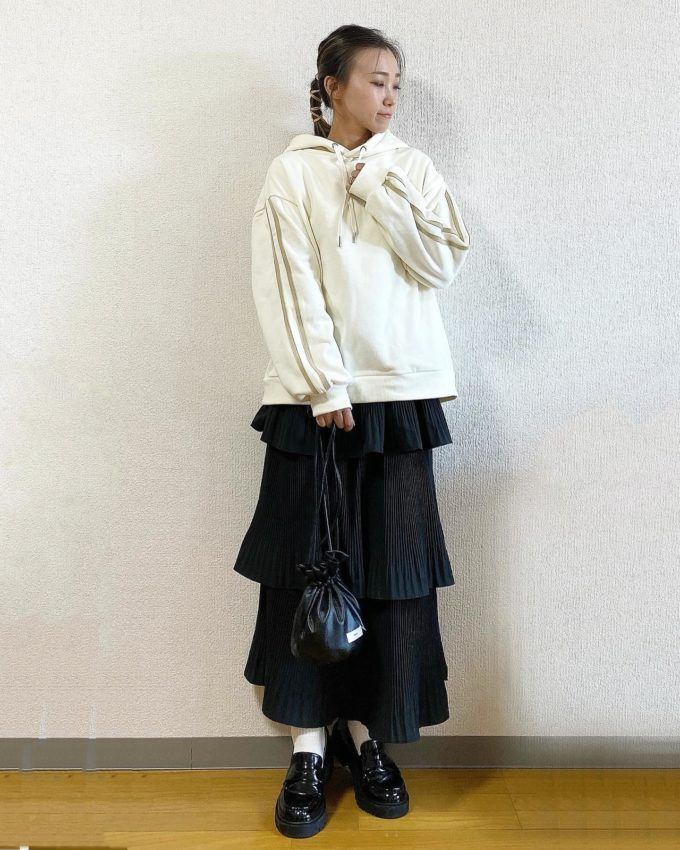 しまむらの「ライン入りプルパーカー」