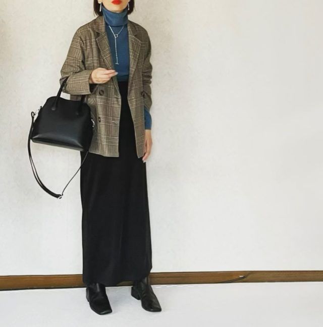 ブルー×チェックJKコーデの女性