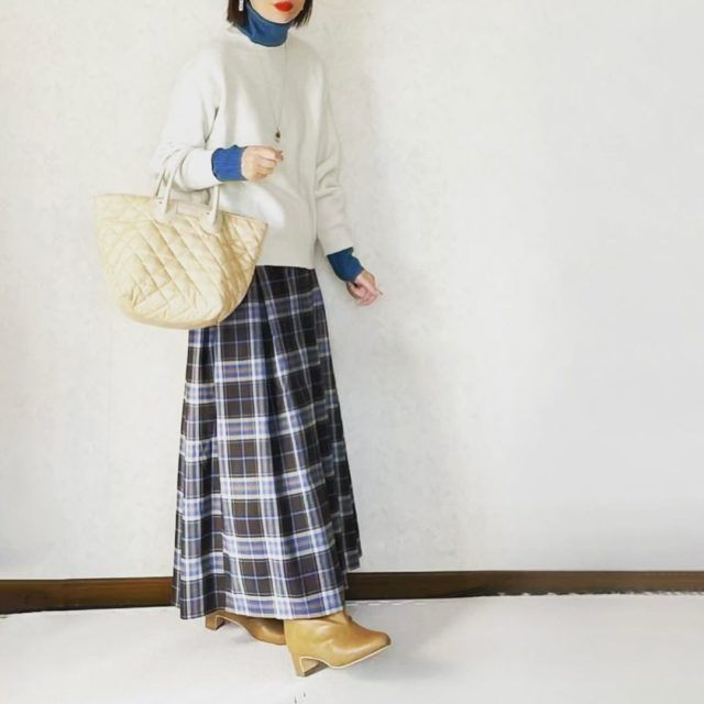 ブルー×チェックコーデの女性