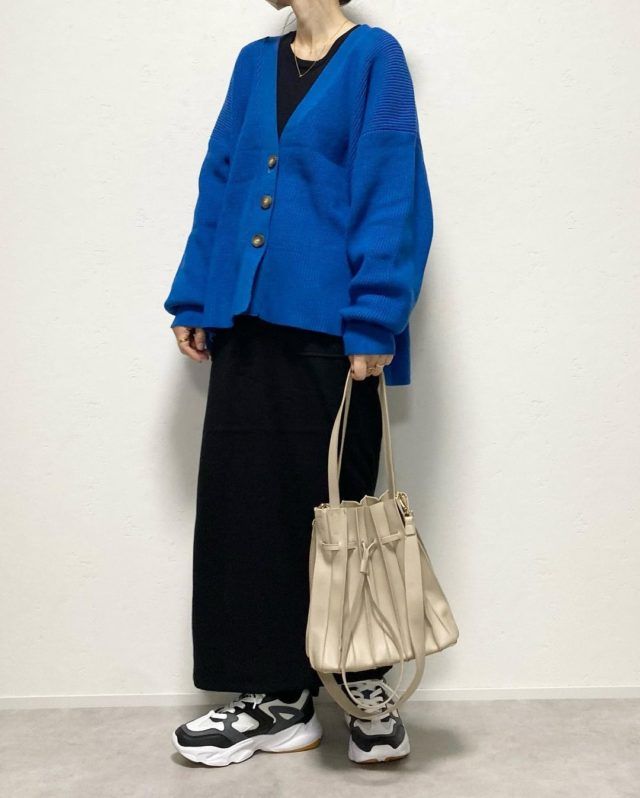 ブルー×ブラックワンピコーデの女性