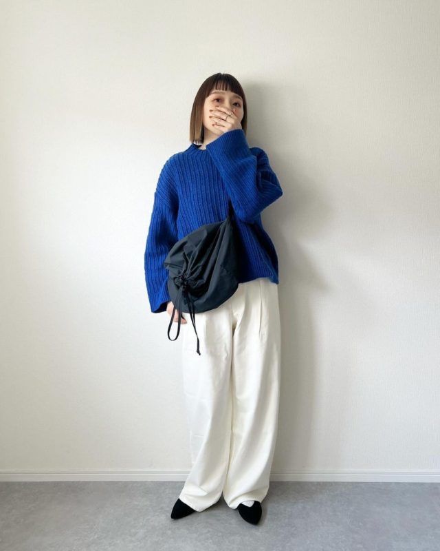 ブルー×ホワイトpンつコーデの女性