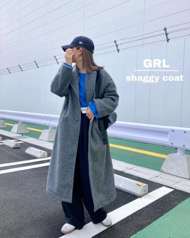 ブルー×グレーコーデの女性