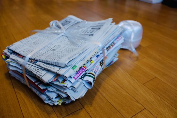 新聞や雑誌を簡単に束ねる方法は？