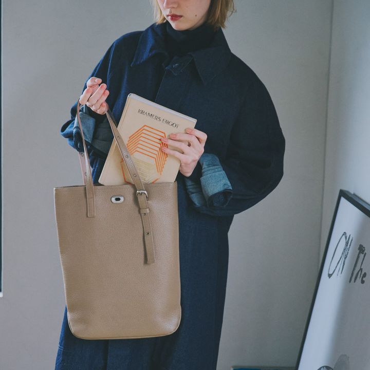 デニムのコートをワンピースみたいにして着る日は、ミルクティ色の縦長トートをジュエリー代わりに【マイスタンダードブック】