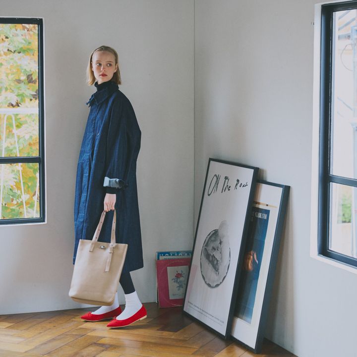 デニムのコートをワンピースみたいにして着る日は、ミルクティ色の縦長トートをジュエリー代わりに【マイスタンダードブック】