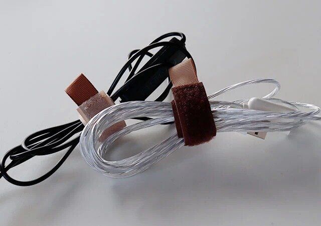 セリアのケーブルバンド 6Pでケーブルを束ねた画像