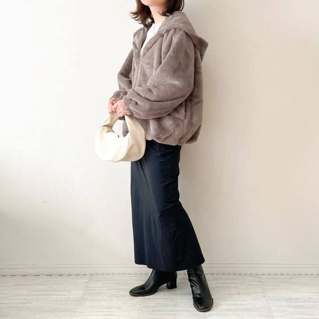 冬におすすめの大人の黒スカートコーデ