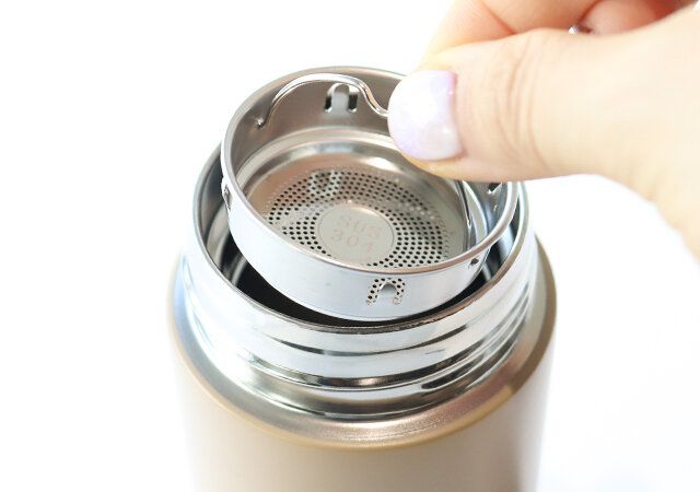 スナフキンの真空断熱保温保冷ボトルの茶こしを取り外す様子