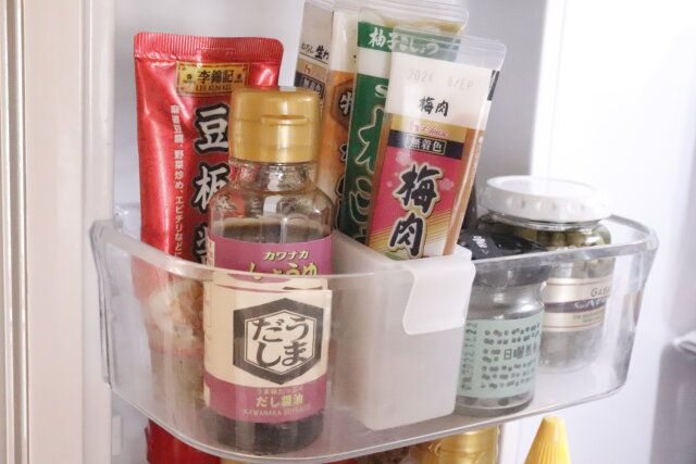 ダイソーの伸縮ドアポケットケース（スリム）は冷蔵庫内の整理整頓に役立つ