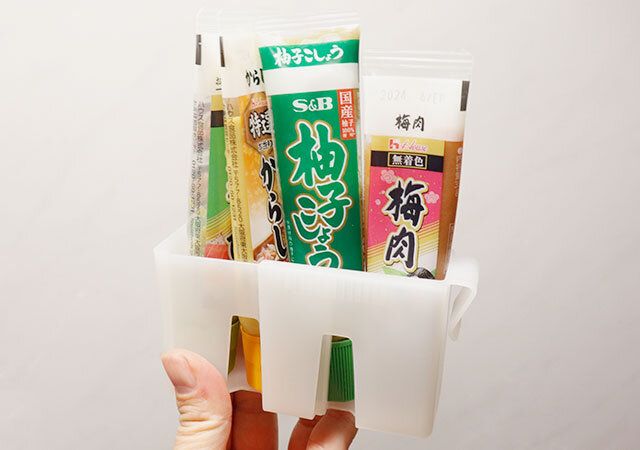ダイソーの伸縮ドアポケットケース（スリム）はチューブ入り調味料の収納に便利