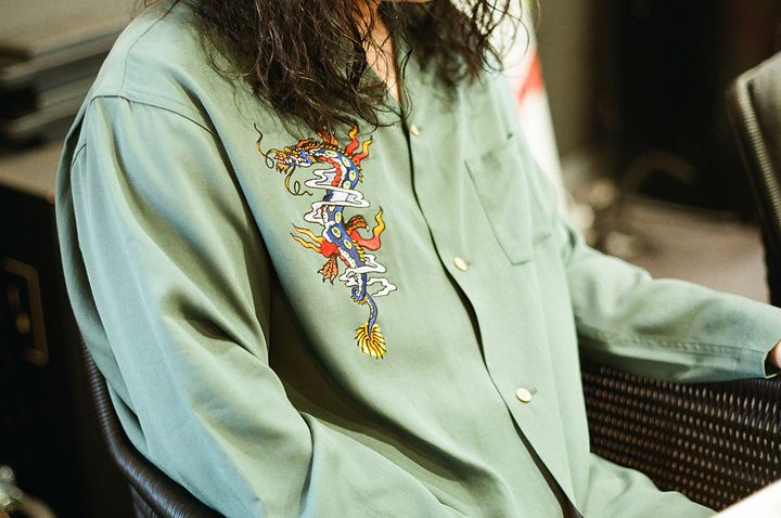 胸元に竜の刺繍が入った、〈水流舎〉のパジャマ