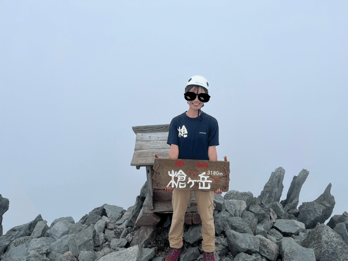 「槍」Tシャツを着て槍ヶ岳山頂で1枚