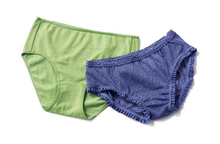 右：レースショーツ￥5,170（スキンアウェア／ジャック・オブ・オール・トレーズ プレスルーム） 左：コットンショーツ￥3,300（エミリーウィーク／イエナ ラ ブークル ニュウマン新宿店）