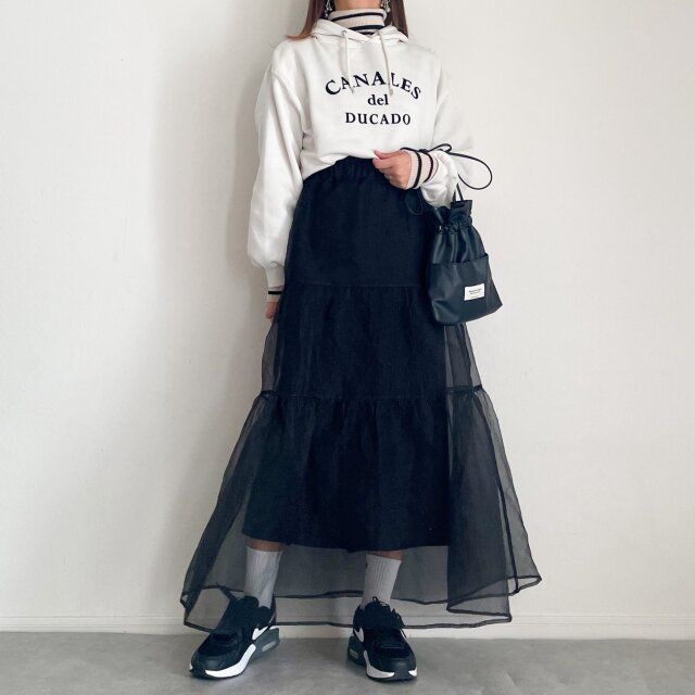 タートルネックにフレアスカートを合わせたOKコーデ