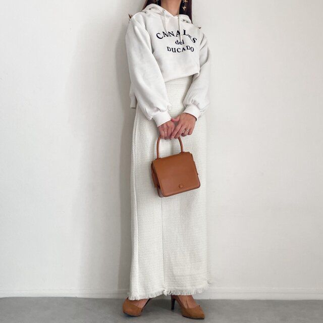 パーカーとボトムスの色味を合わせたワントーンコーデ