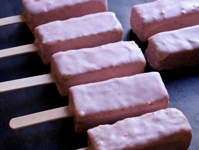 ケーキバー レシピ チョコを固めたらデコレーションする