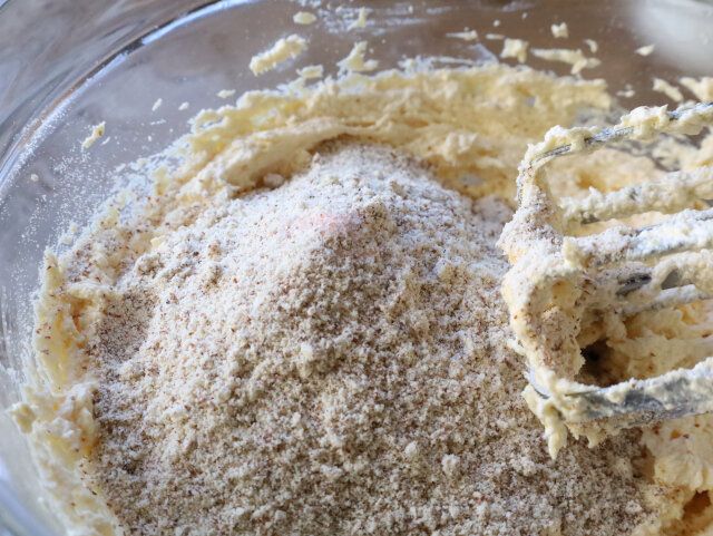 ケーキバー レシピ アーモンドパウダーを混ぜる