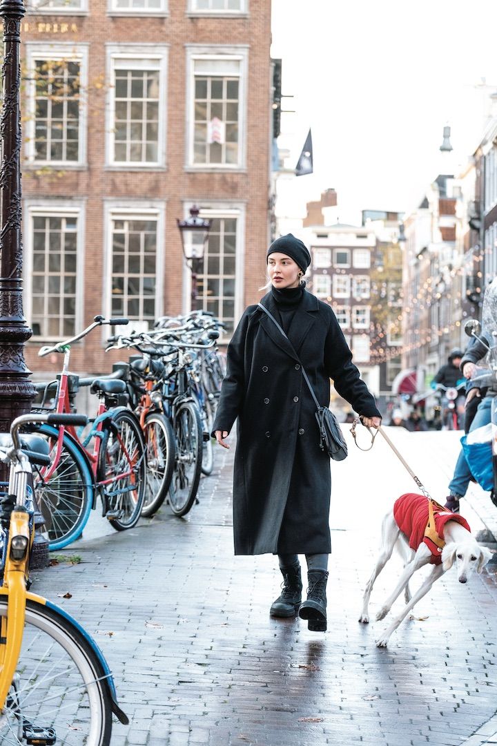 ブラックコーデのコツは色の濃淡と素材で変化をつけること