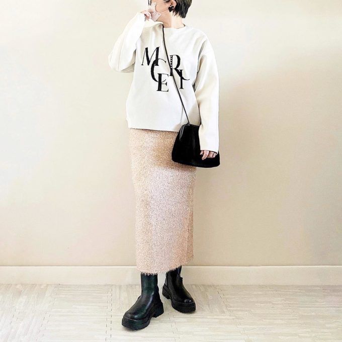 Availのホワイトの「ロゴニットプルオーバー」×ラメナロースカート