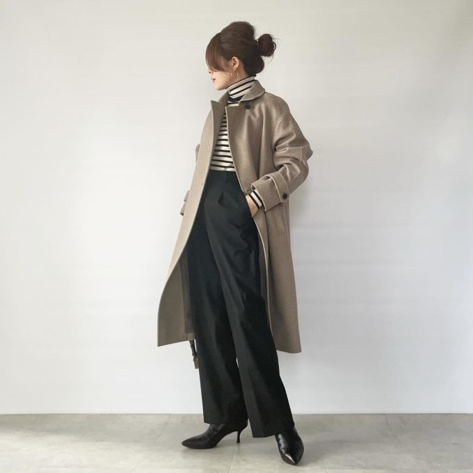 UNIQLOのオフホワイトの「エクストラファインメリノリブタートルネックセーター(長袖)」×タックワイドパンツ