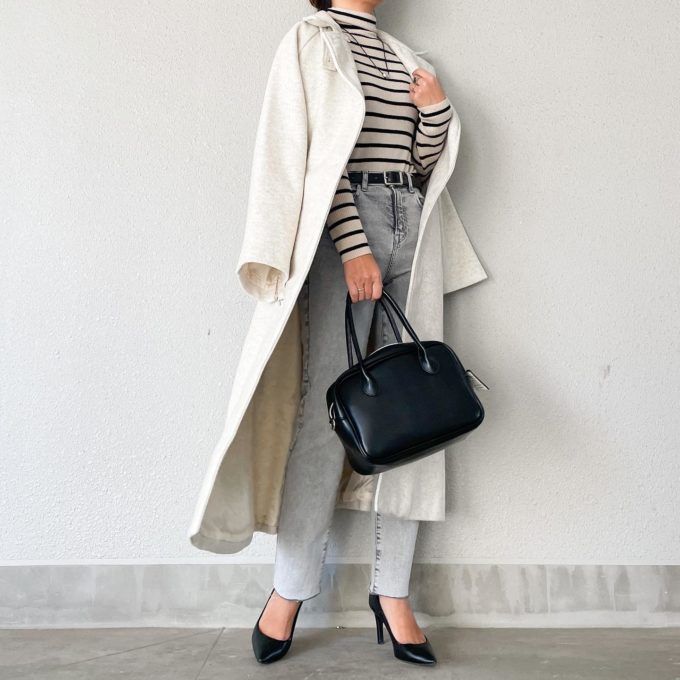 UNIQLOのオフホワイトの「エクストラファインメリノリブタートルネックセーター(長袖)」×テーパードデニムパンツ
