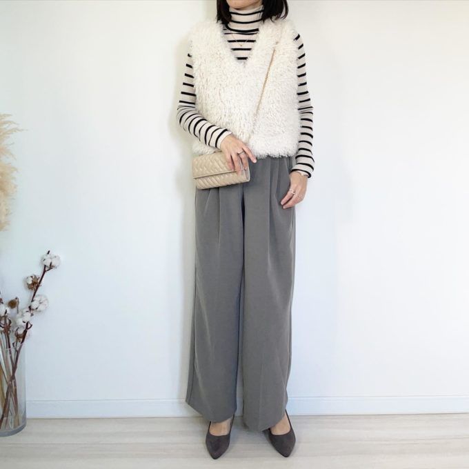 UNIQLOのオフホワイトの「エクストラファインメリノリブタートルネックセーター(長袖)」×タックワイドパンツ