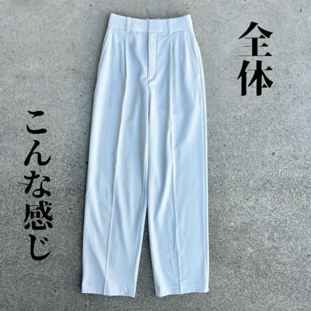 ホワイトのタックワイドパンツ 