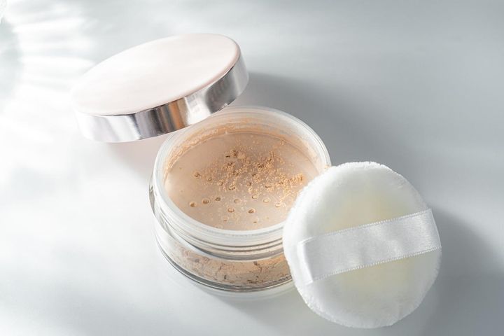 画像: 大きめのパフで目の下をガード