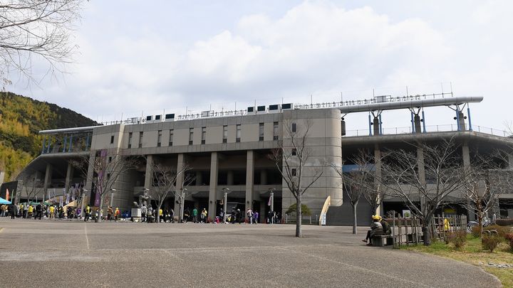 J2藤枝のホームスタジアム、待望のバックスタンドが完成！改修で「収容人数1万人」に
