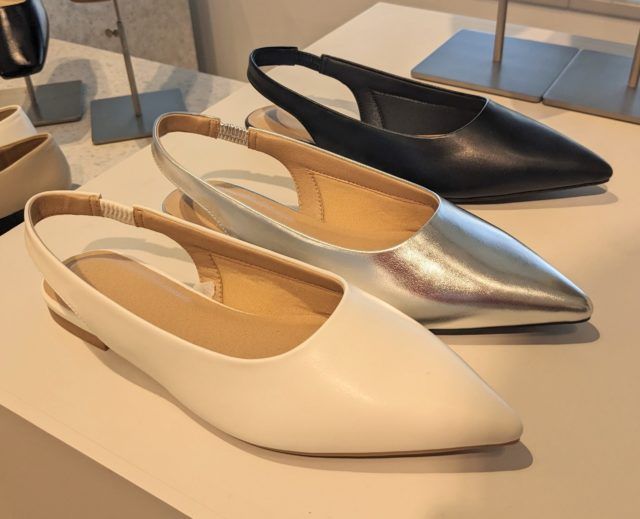 GUの「バックストラップシューズ」