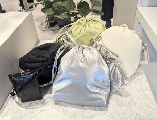 4色のナイロン3セットショルダーポーチ