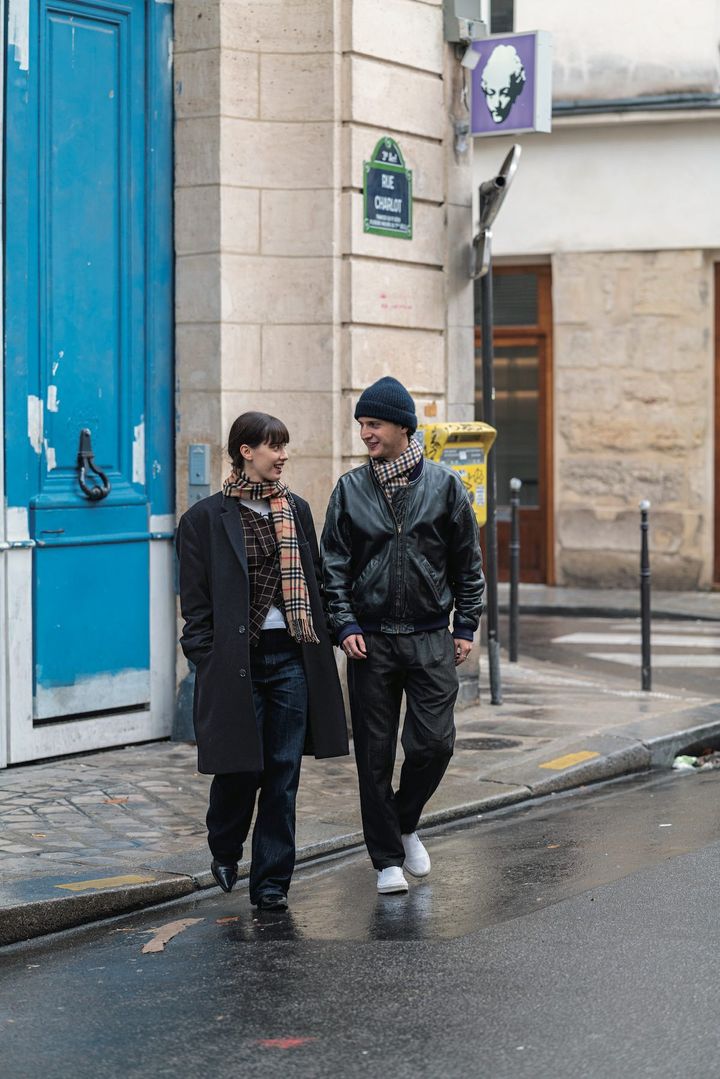 デニムにオシャレな小物を合わせたコーデがポイント！【パリジェンヌの一週間コーデ】