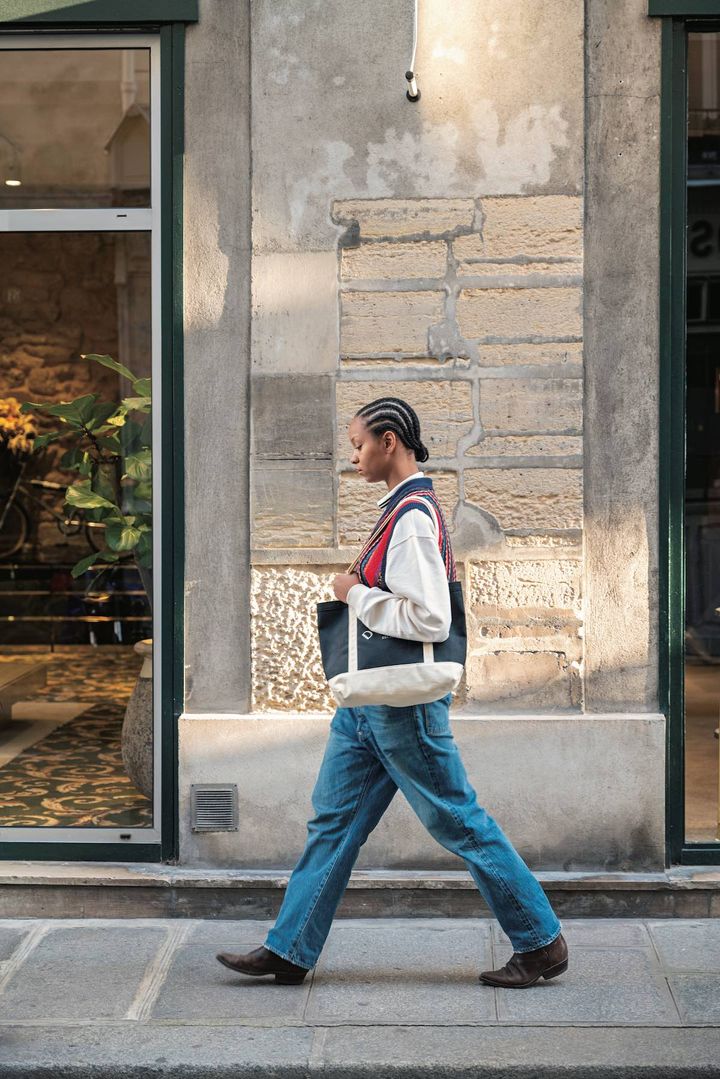 デニムにオシャレな小物を合わせたコーデがポイント！【パリジェンヌの一週間コーデ】