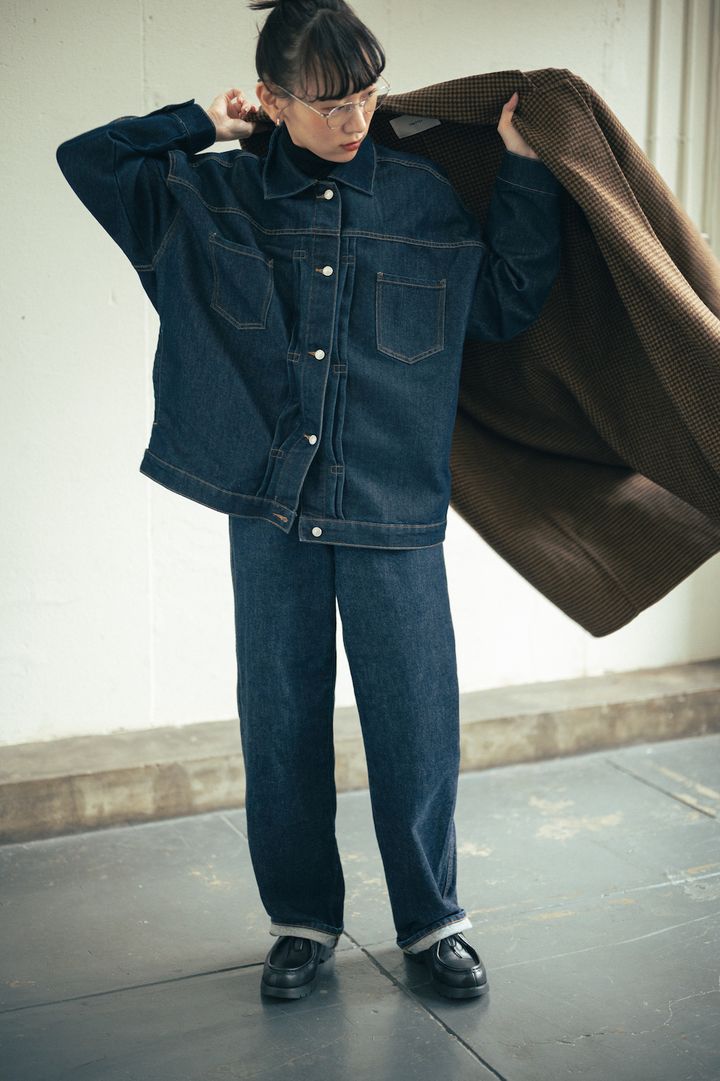 デニムのセットアップ×オーバーサイズコートの最強こなれスタイル【FUDGE FRIEND おしゃれさんの毎日コーディネート vol.308｜UMI】