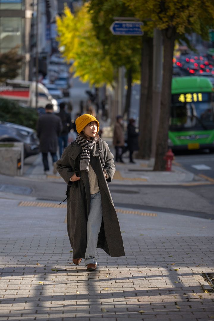 冬にマネしたい！アウターとインナーの配色にこだわったメリハリコーデ【番外編：韓国】