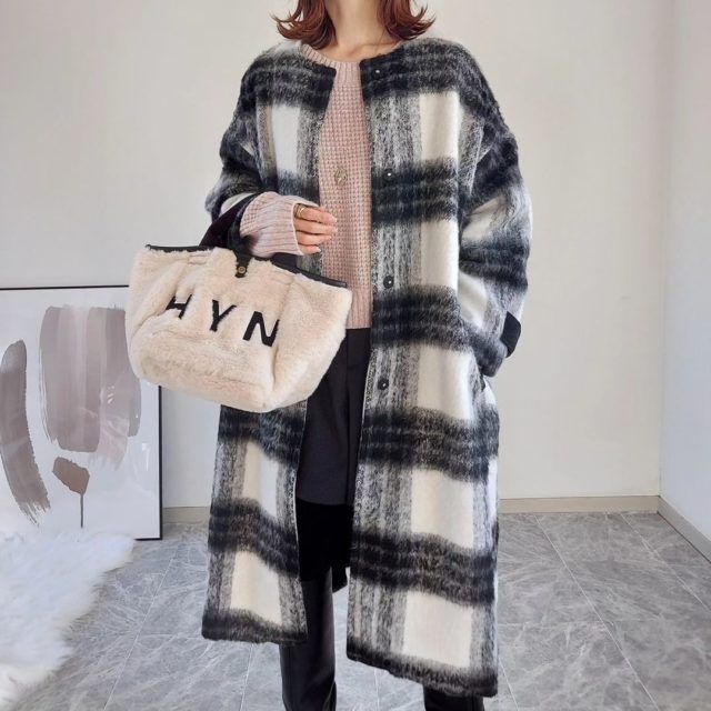 GU「メランジニット」アウターコーデの女性