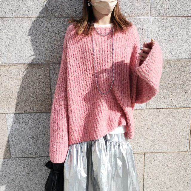 coca「ブークレ」ピンクニット＆スカートコーデの女性