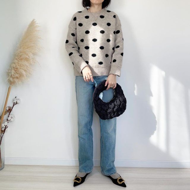 DHOLC「ドットニット」デニムコーデの女性